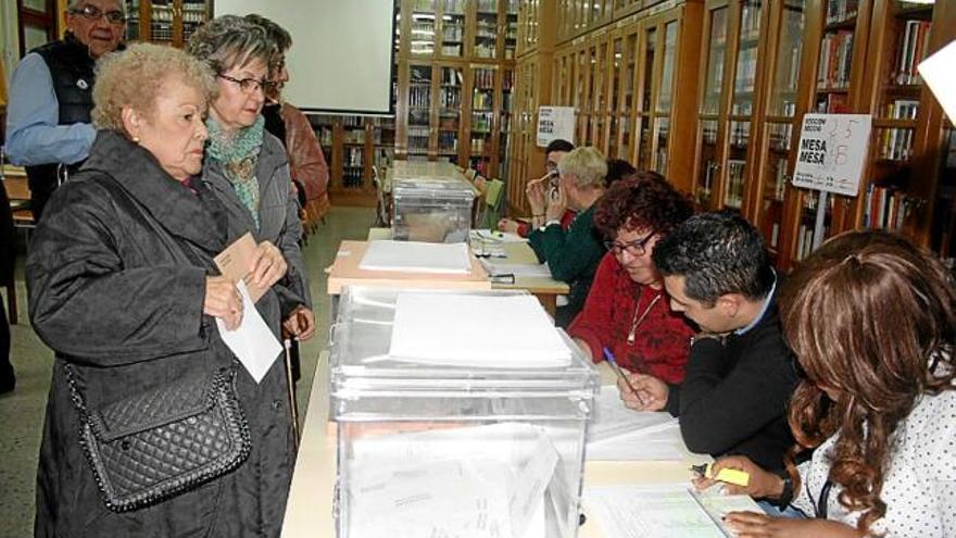 Berguedans exercint el seu dret a vot, ahir