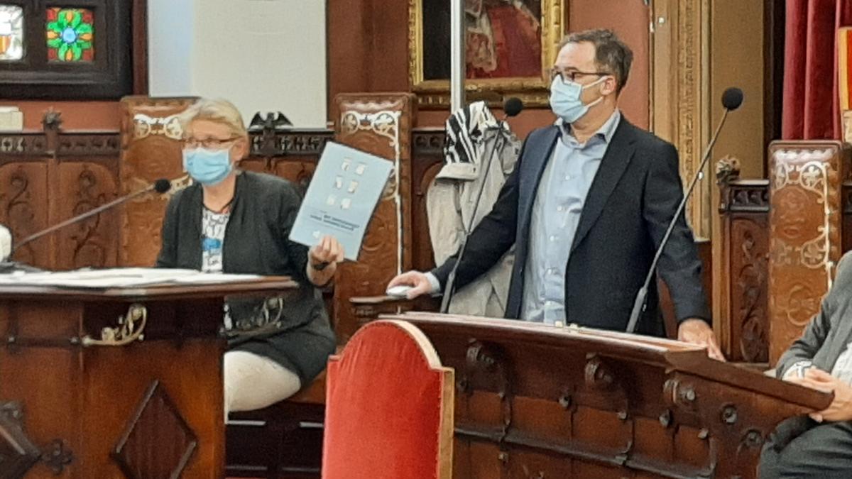 La Defensora, Anna Moilanen, y su adjunto Vicente Rodrigo, esta mañana en la comisión del pleno.