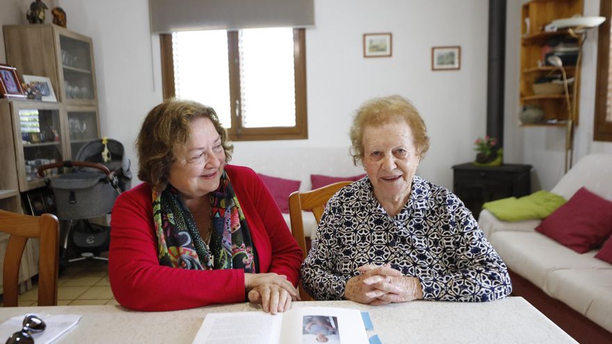 Esperança Marí dedica un libro a los antiguos salineros