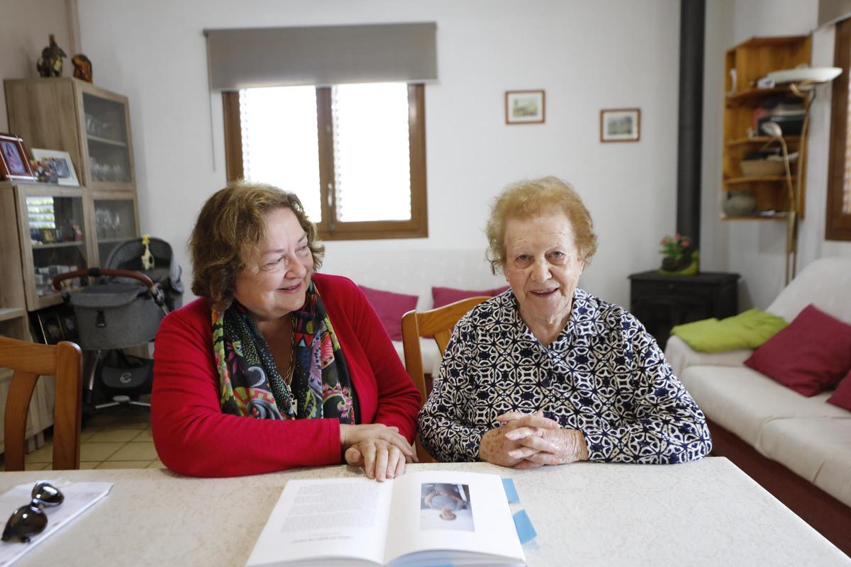 Esperança Marí, a la izquierda, con una de las protagonistas de 'Dones de la sal'.