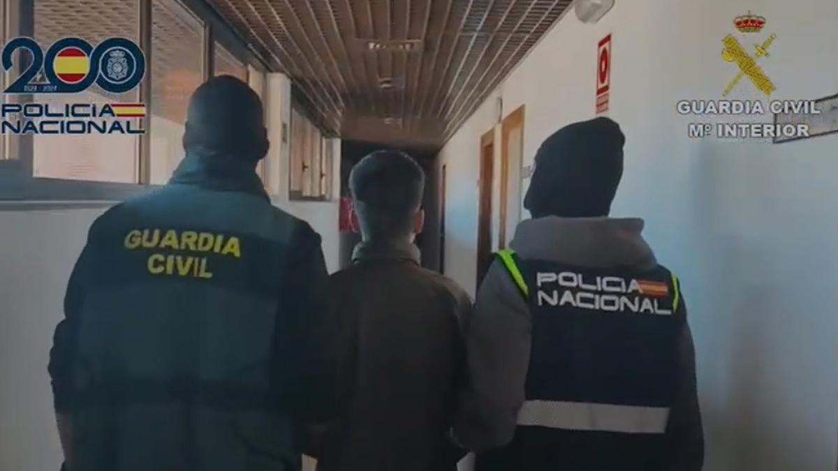 Cae la banda de 'aluniceros' que robó una tienda de bolsos en Canalejas o un camión de perfumes caros en Alcalá