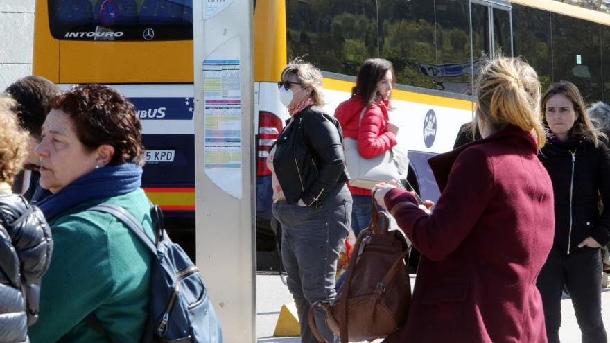 Parada de autobús en las proximidades del hospital Álvaro Cunqueiro de Vigo.