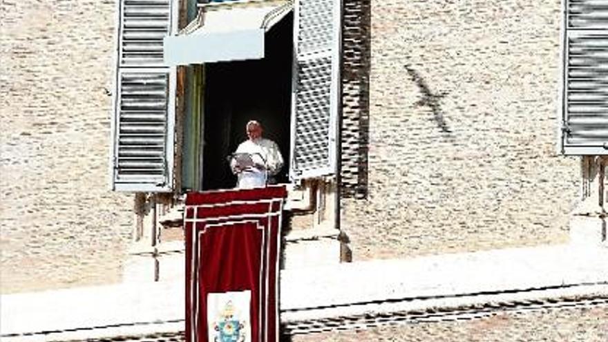 El papa Francesc pregant durant la missa de l&#039;Àngelus a la plaça de Sant Pere del Vaticà.