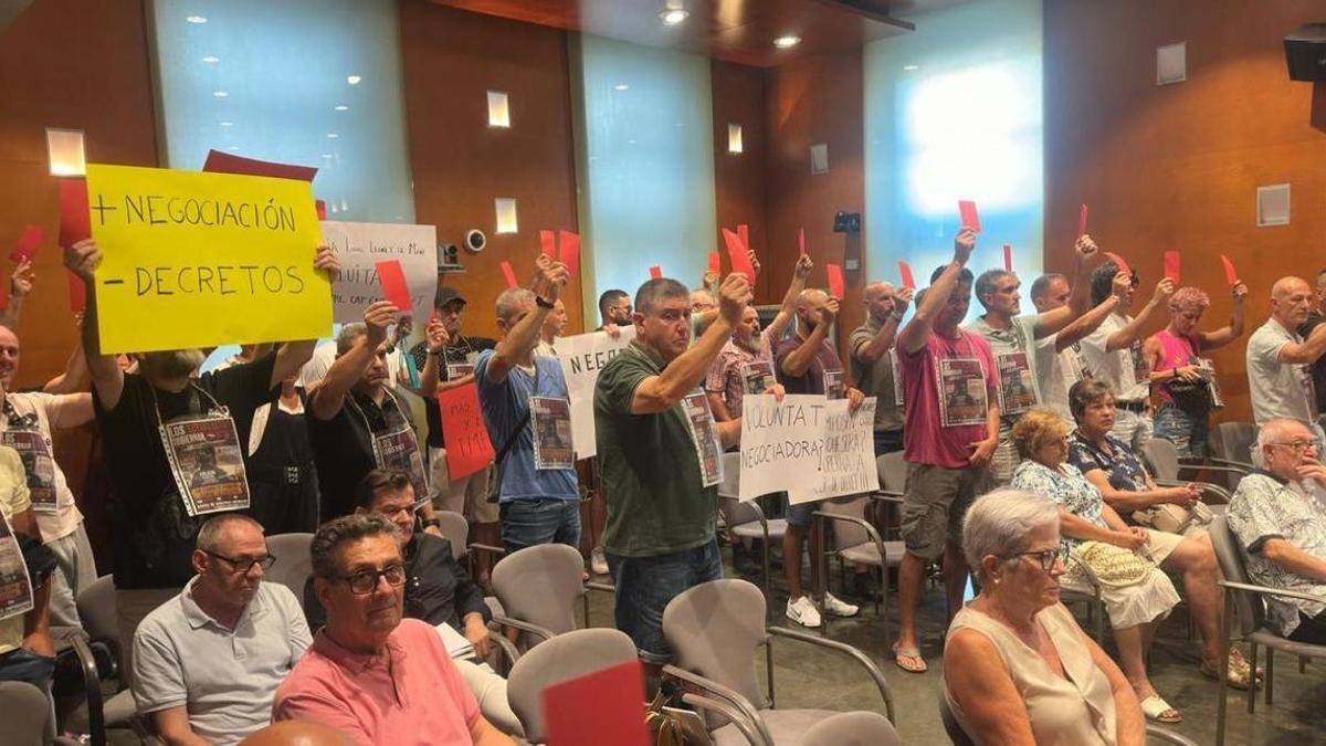Una imatge de la protesta al ple.
