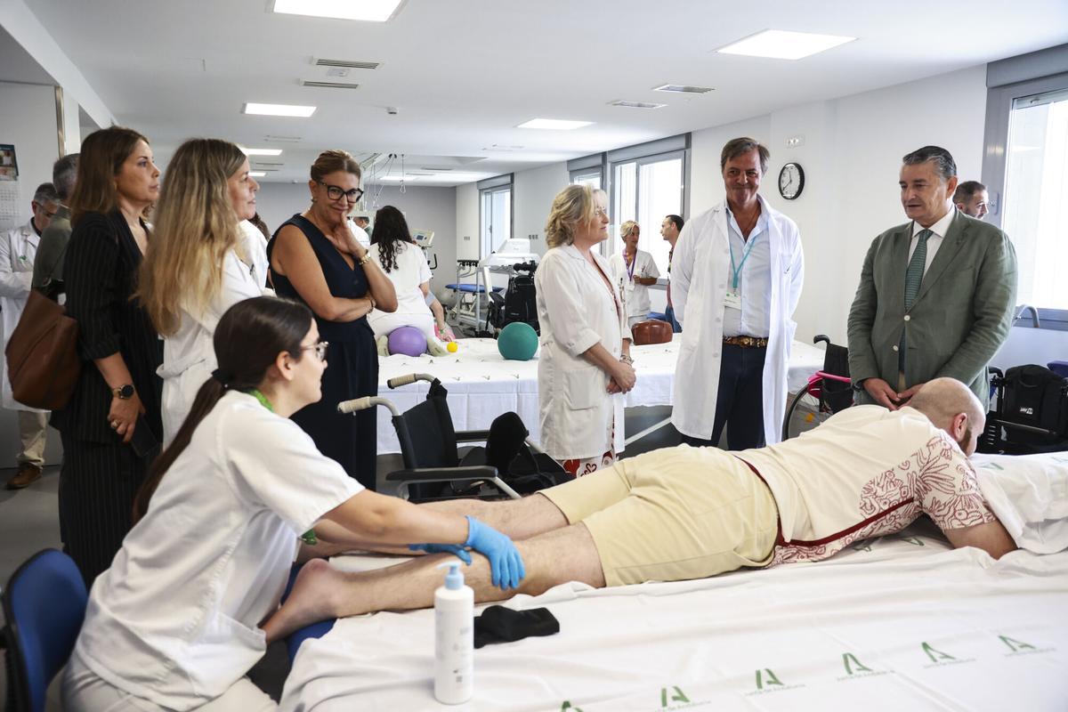 El consejero en funciones de Sanidad, Presidencia y Emergencias, Antonio Sanz, durante la visita la Unidad de Lesión Medular del Hospital Dr. Muñoz Cariñanos. A 25 de junio de 2026 en Sevilla (Andalucía, España). el consejero en funciones de Sanidad, Presidencia y Emergencias, Antonio Sanz, ha visitado la Unidad de Lesión Medular del Hospital Dr. Muñoz Cariñanos. 25 JUNIO 2026 Rocío Ruz / Europa Press 25/06/2026. Antonio Sanz;Rocío Ruz