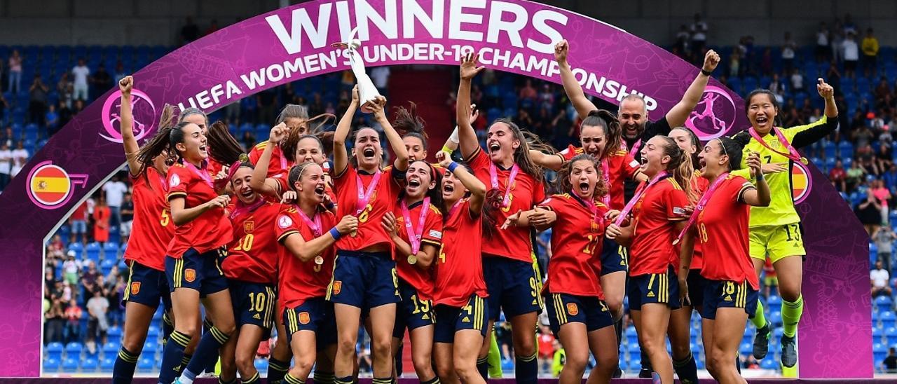 La selección española celebra el título europeo sub 19 con Wifi, la primera por la derecha vestida con la camiseta roja.