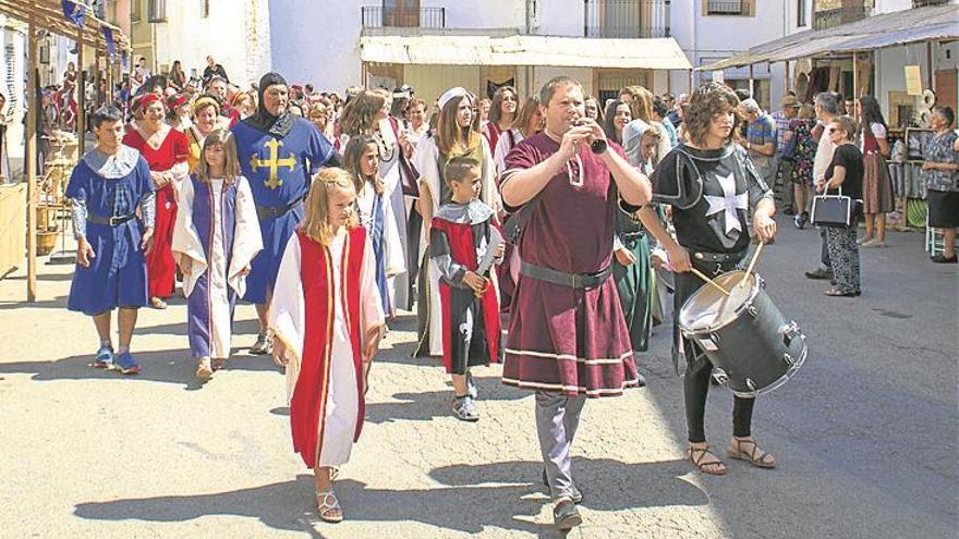 Catí dinamiza el turismo con un viaje al medievo