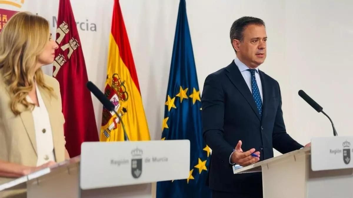 La consejera de Empresa, Empleo y Economía Social, Marisa López Aragón, y el portavoz el Gobierno, Marcos Ortuño, en la rueda de prensa tras el Consejo de Gobierno de la Región.