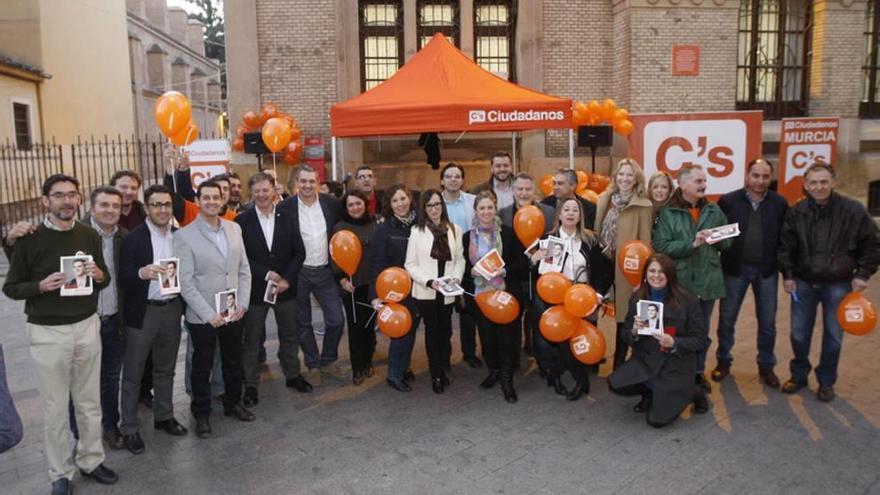 Dirigentes de C´s, ayer en la plaza de Santo Domingo.