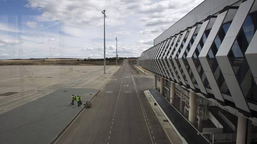 Un helicóptero con dos jubilados inaugura el aeropuerto de Castellón