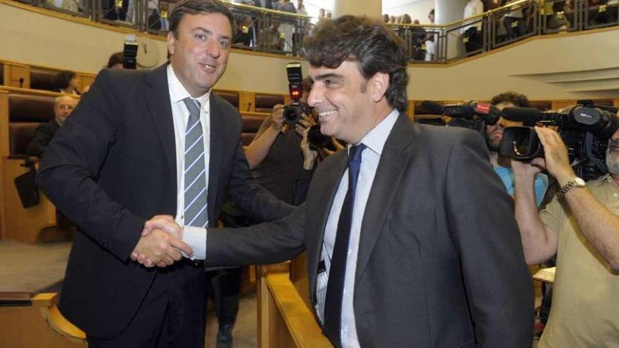 El nuevo y el anterior presidente de la Diputación, dándose la mano en el pleno del pasado julio.