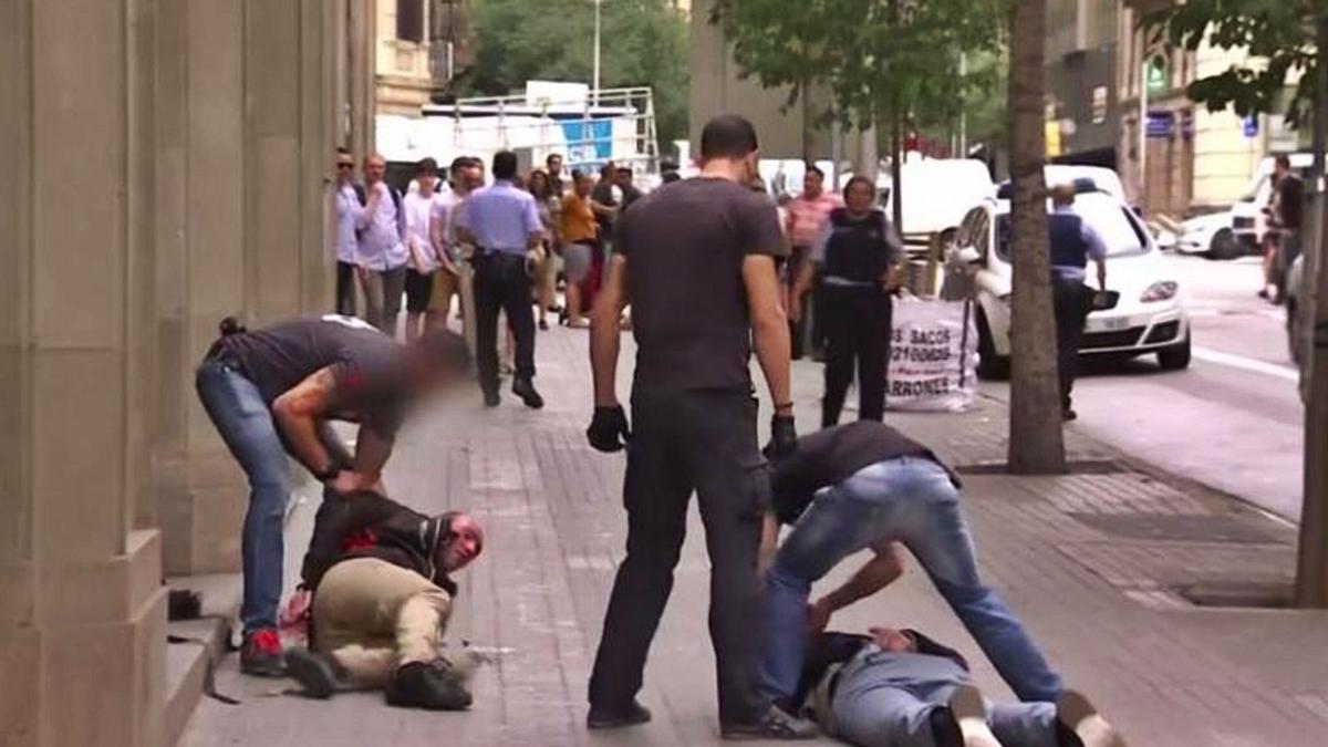 Efectivos del Grupo Especial de Operaciones de la Guardia Civil (GEO) detienen a dos miembros de los ‘Pink Panthers Gang’ tras cometer un robo en el Paseo de Gracia de Barcelona. | | E.D.