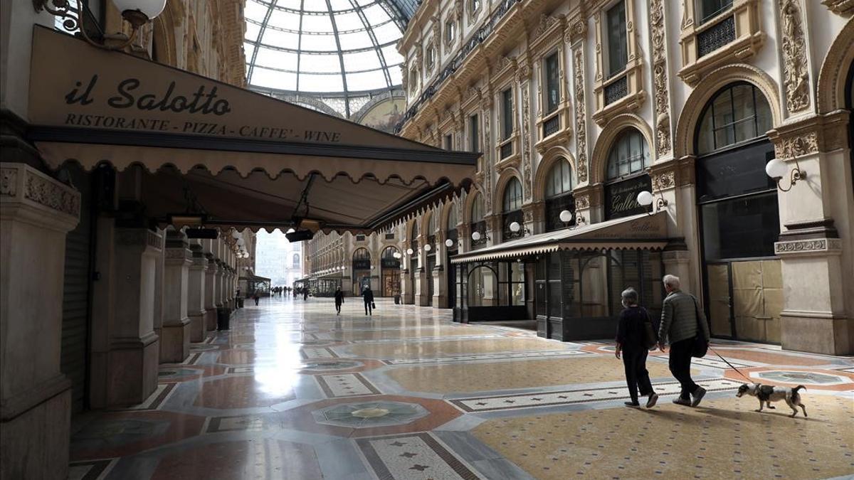 Milan (Italy)  01 04 2021 - A closed restaurant inside the Galleria Vittorio Emanuele in Milan  Italy  01 April 2021  In Lombardy the red zone has been confirmed until 11 April 2021  (Italia) EFE EPA MATTEO BAZZI