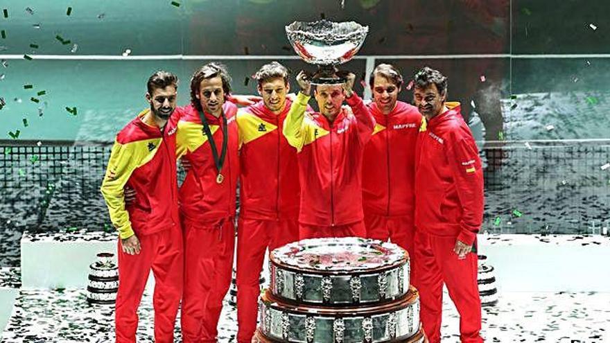 El equipo español posa con la &#039;Ensaladera&#039; tras imponerse a Canadá en la final.