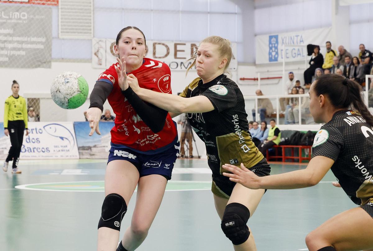Derbi de balonmano entre el Mecalia Guardés y el Orbe Zendal Porriño, en imágenes