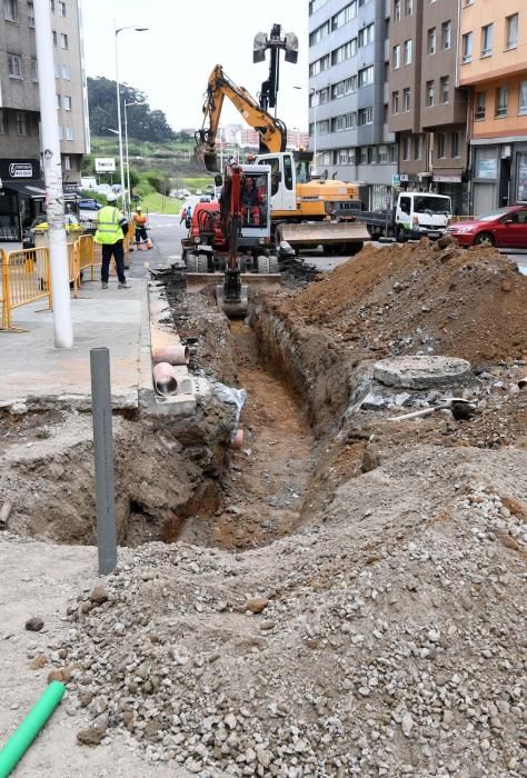 Emalcsa inicia la reparación del socavón de la tubería rota en Monasterio de Caaveiro