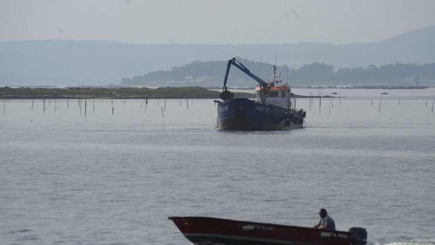 La draga vierte en Bahía de Dentro el sustrato extraído. // I. Abella