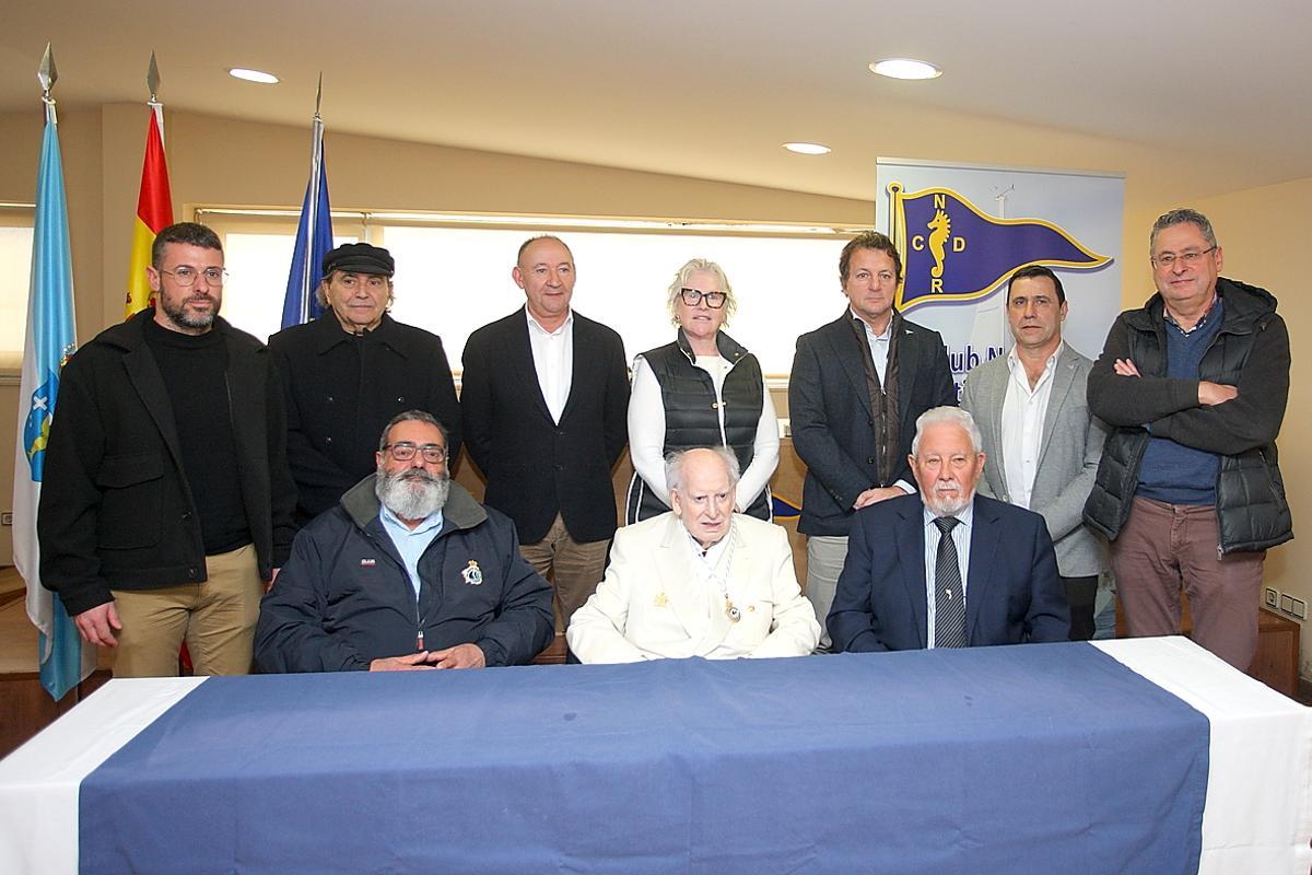 Ramiro Carregal, sentando en el centro, con Manuel Villaverde, izquierda, y Torres Colomer y representantes de clubes náuticos de la comarca