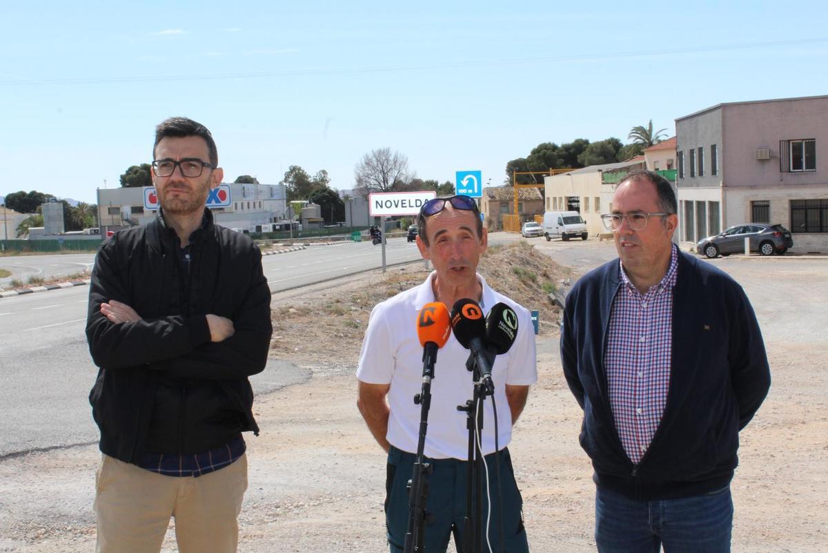 El alcalde Fran Martínez, el presidente de la asociación vecinal de La Estación, Daniel Deltell, y el concejal de .