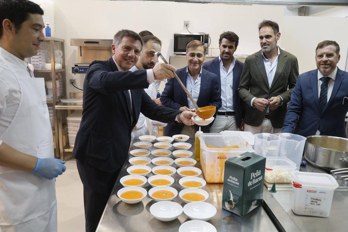 José Luis Álvarez, presidente de Hostelería de España, junto al resto de promotores de la Escuela Superior de Hostelería de Córdoba.