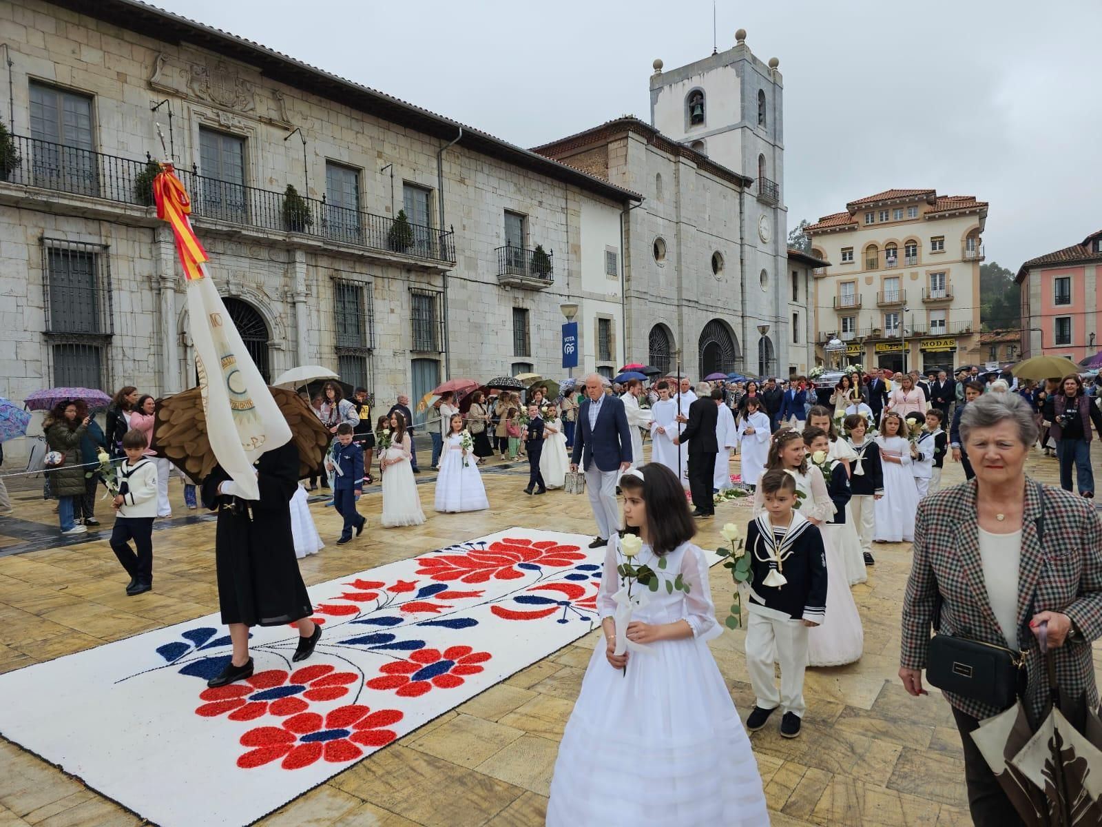 Pravia disfrutó del Corpus: así fue la colorida procesión