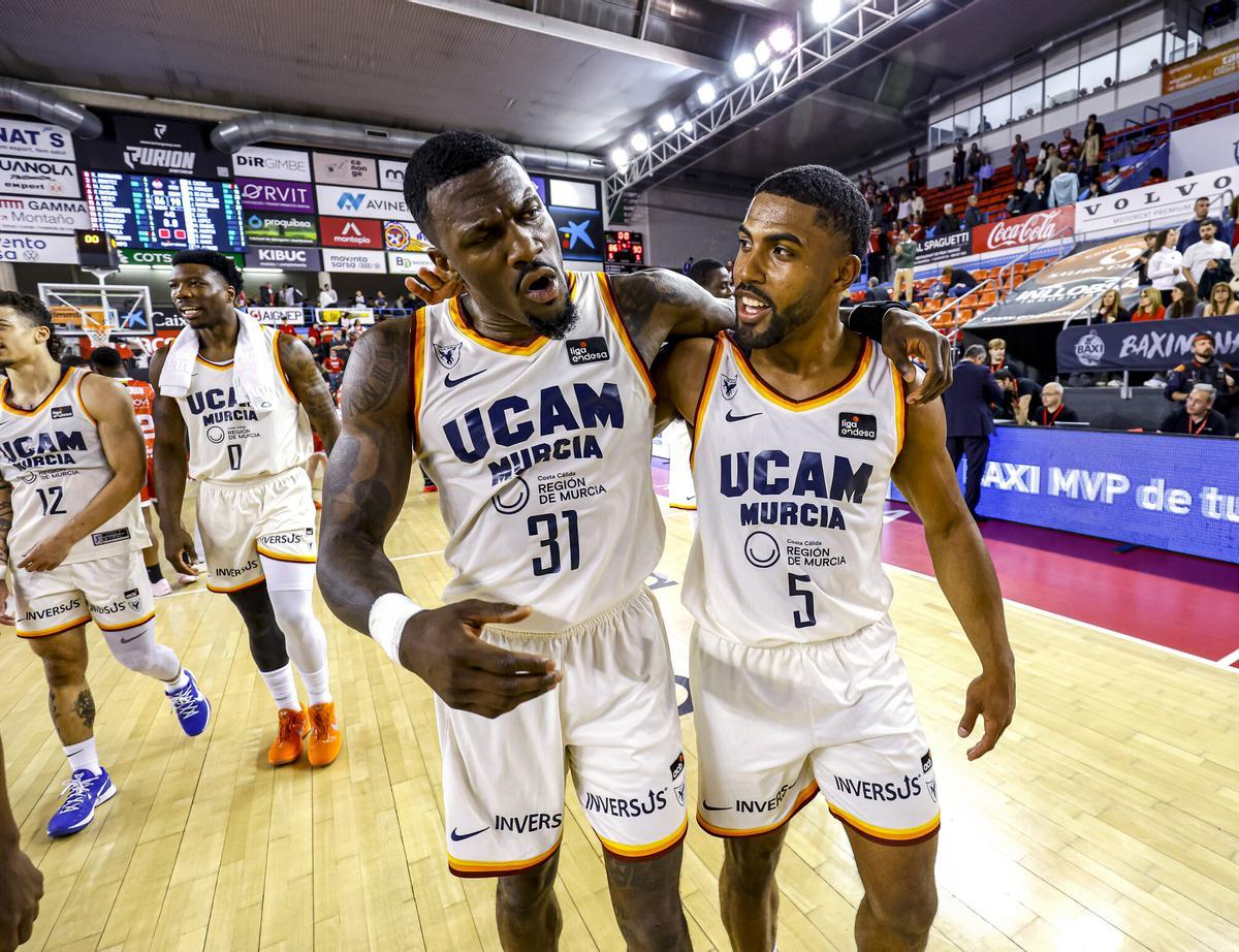 Dylan Ennis y David DeJulius, del UCAM Murcia, celebrando la victoria.