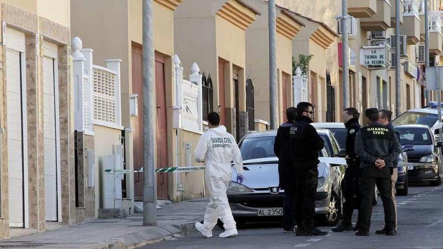 Miembros de la Guardia Civil frente a la vivienda en la que falleció una mujer en Almería. // Efe