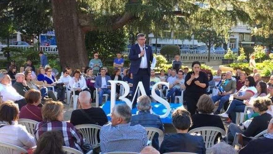 Javier Bas (PP), ayer, en su cierre de campaña en Redondela. // FdV