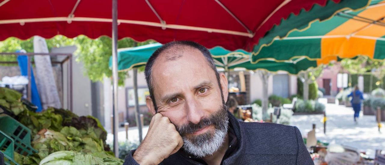 Julio Basulto, autor del libro ‘Come mierda’, junto a un comercio de verdura fresca.