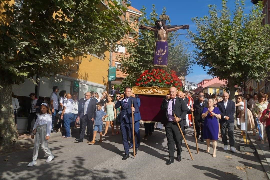 Candás vuelve a vibrar con la procesión del Cristo: así se vivió una de las citas más emblemáticas de la villa