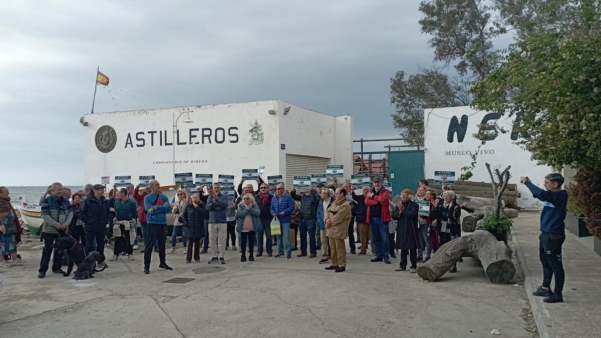 Un momento de la concentración vecinal, delante de los Astilleros Nereo.