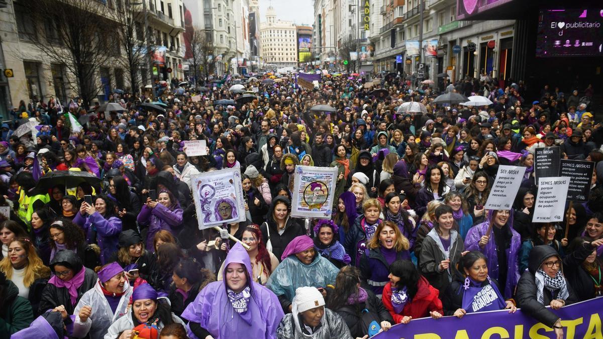 el feminismo sale a la calle con el eco de un mundo en conflicto