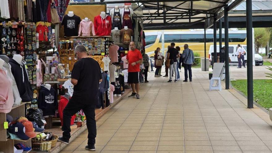 Visitantes y autobuses en O Redondo (A Toxa), ayer.