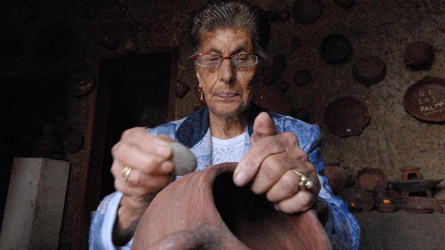 María Guerra trabajando una de sus piezas.