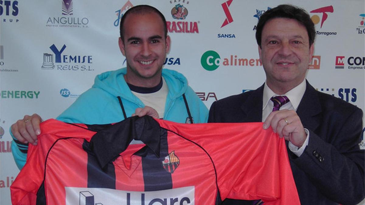 El presidente del Reus, Xavier Llastarri, mostrando la camiseta del equipo 