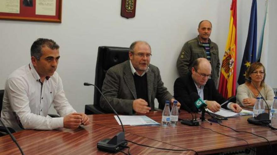 El alcalde, segundo por la izquierda, con sus tres miembros de Gobierno en una rueda de prensa. / m. c. s.