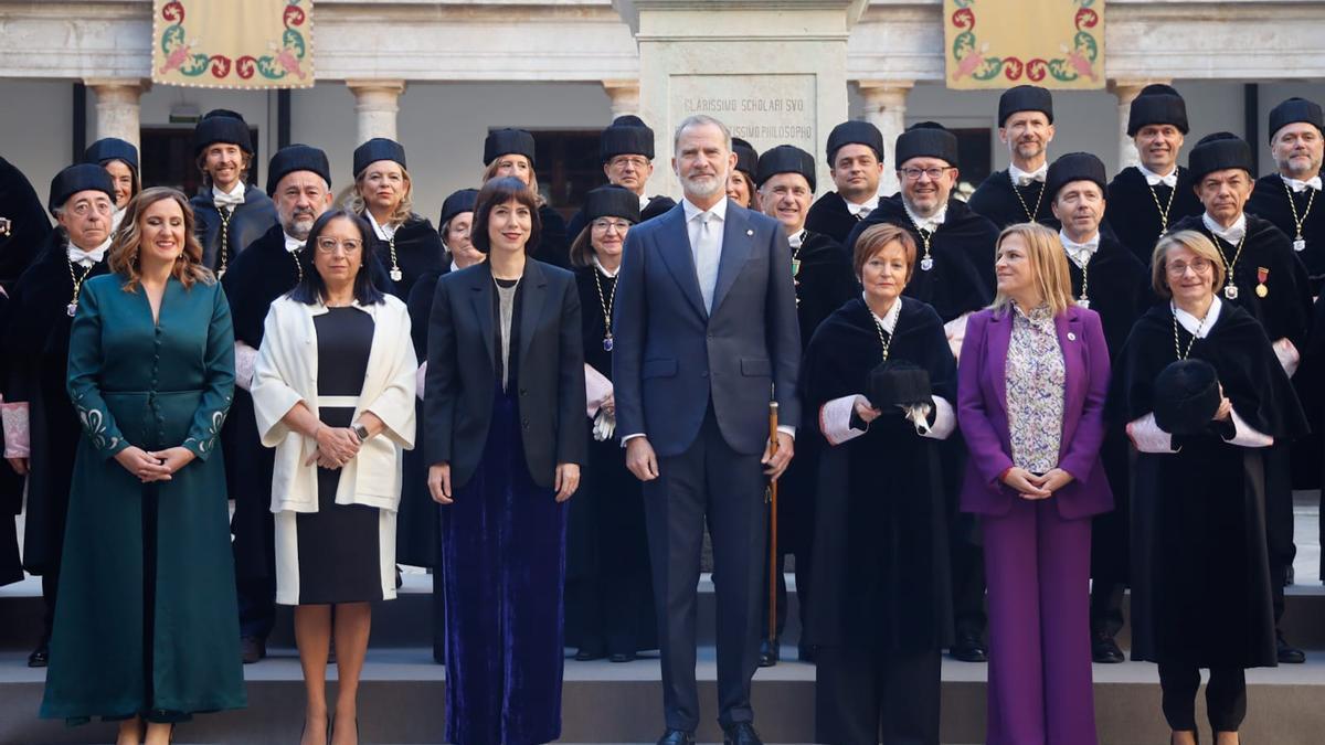 Autoritats baix l’estàtua de Lluís Vives
