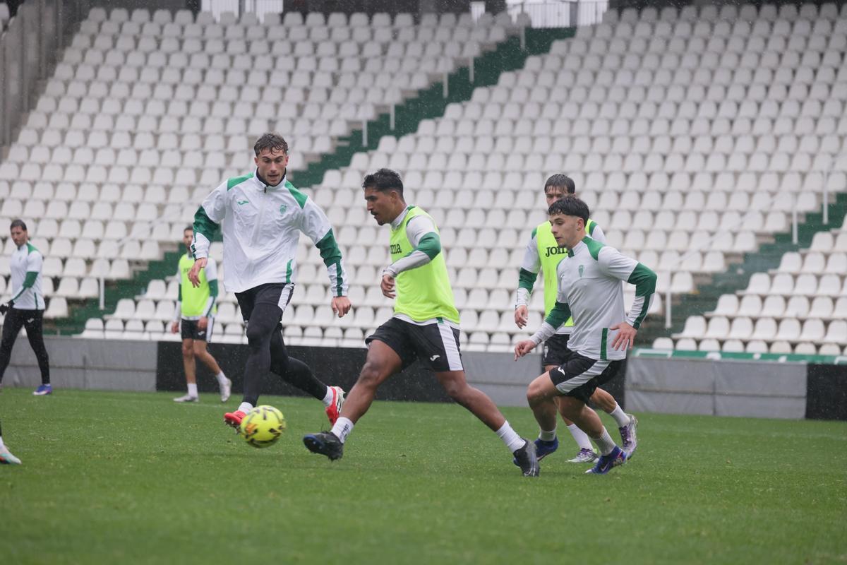 Hashim, centrocampista del Córdoba CF B, conduce el balón en presencia de Goti, este sábado, en El Arcángel.