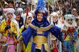 La lluvia concede una tregua a la Gloria Infantil de Alcoy