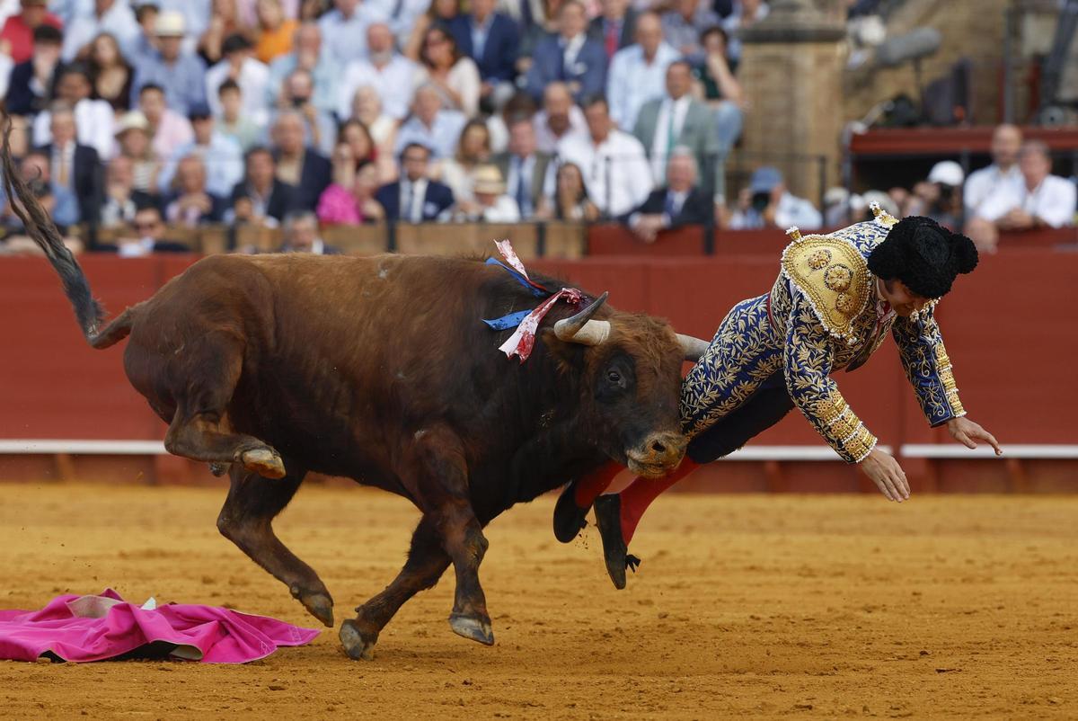 Momento de la cogida a Morante de la Puebla