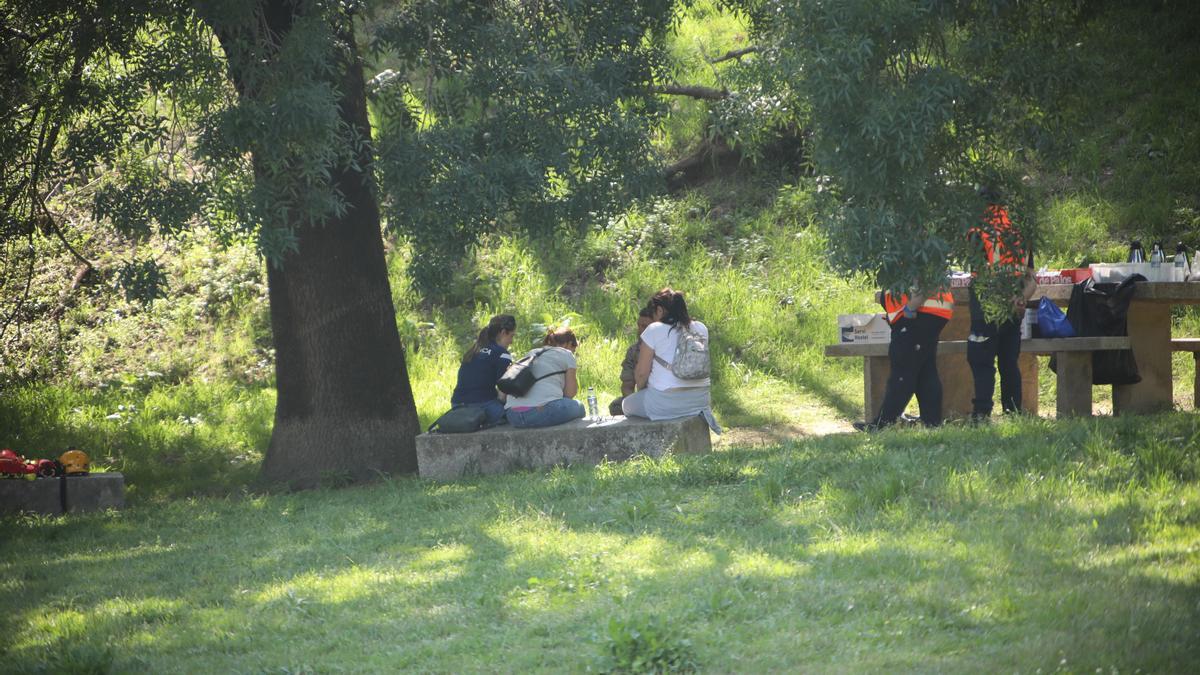 Familiares del padre y el niño desaparecido fueron atendidos ayer en Arbo por personal médico 