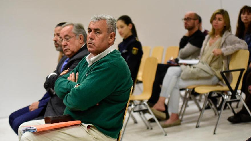 Mena(i), Machín y Peñate, ayer durante el juicio.