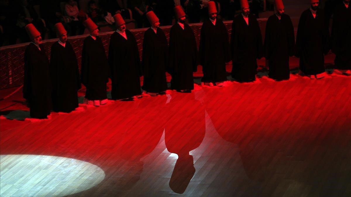 Derviches giróvagos de la tribu Mevlevi durante el ’Sheb-i Arus’, una ceremonia festiva en Konya,  la Turquía central.