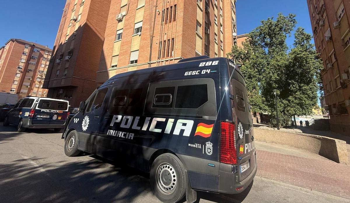 Despliegue policial en la calle Alberto Sevilla de Murcia, este jueves.