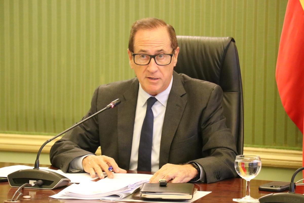 El conseller del Mar y del Ciclo del Agua, Juan Manuel Lafuente, durante una comisión parlamentaria