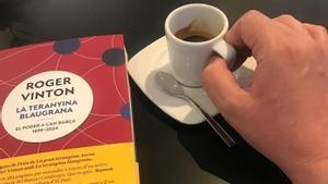 Roger Vinton (pseudónimo) toma un café junto a su libro La telaraña azulgrana