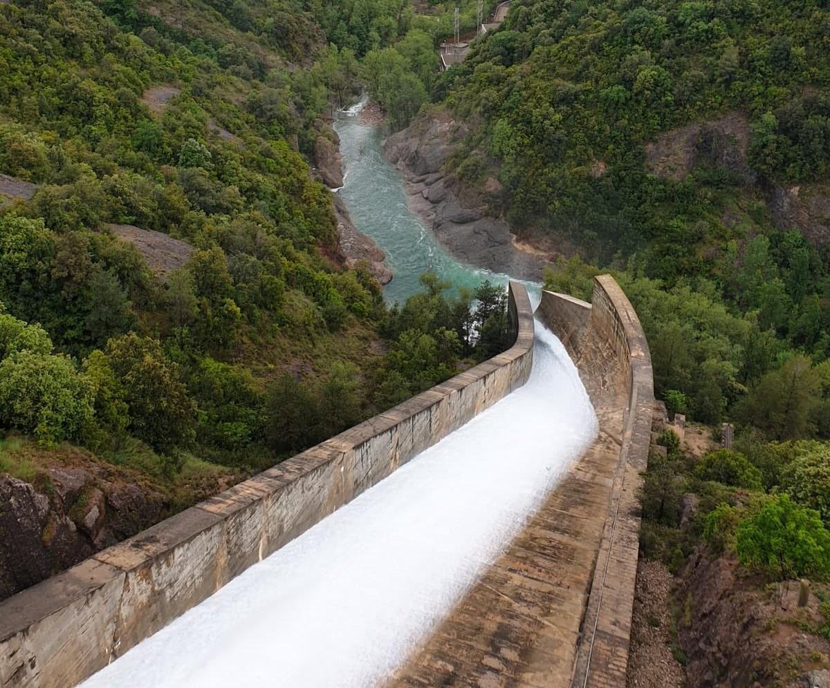 Apertura de compuertas en La Baells.