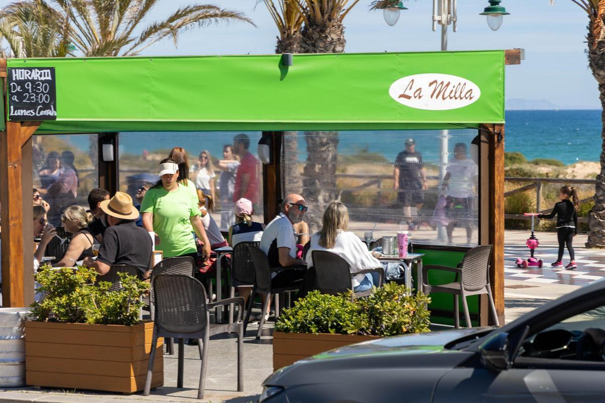 Ambiente en un chiringuito permanente del paseo de Arenales del Sol