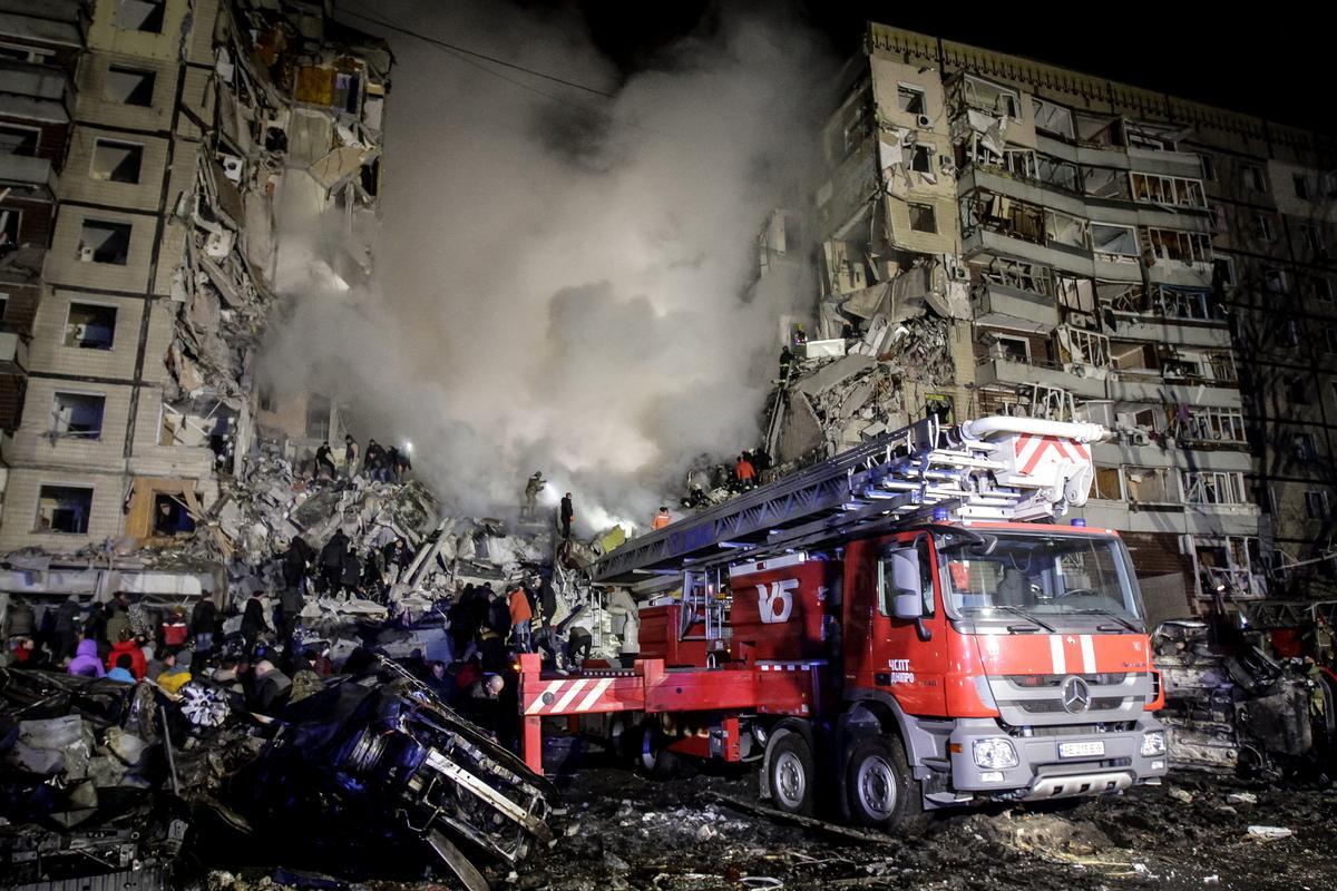 Los servicios de rescate buscan supervivientes bajo los escombros de un edificio destruido tras un bombardeo en la ciudad de Dnipró, el 14 de febrero de 2023.