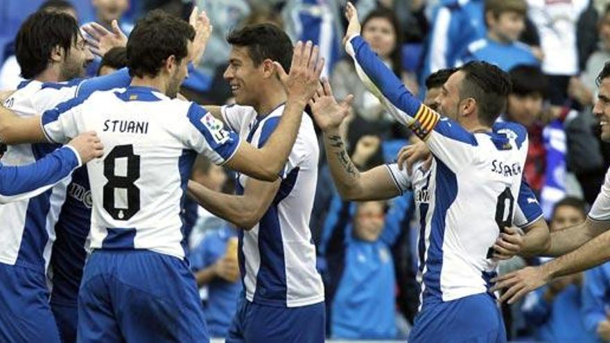 Los jugadores del Espanyol celebran uno de sus goles.